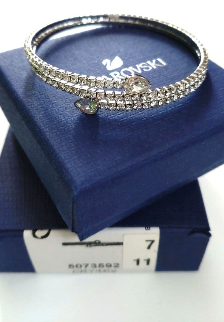 スワロフスキー　twisty バングル　クリスタル