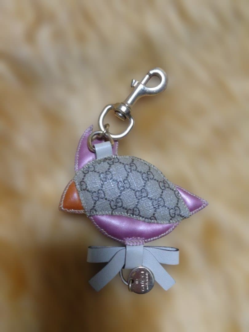 グッチ パパガッロ オウムグレー/ピンク　キーチャーム