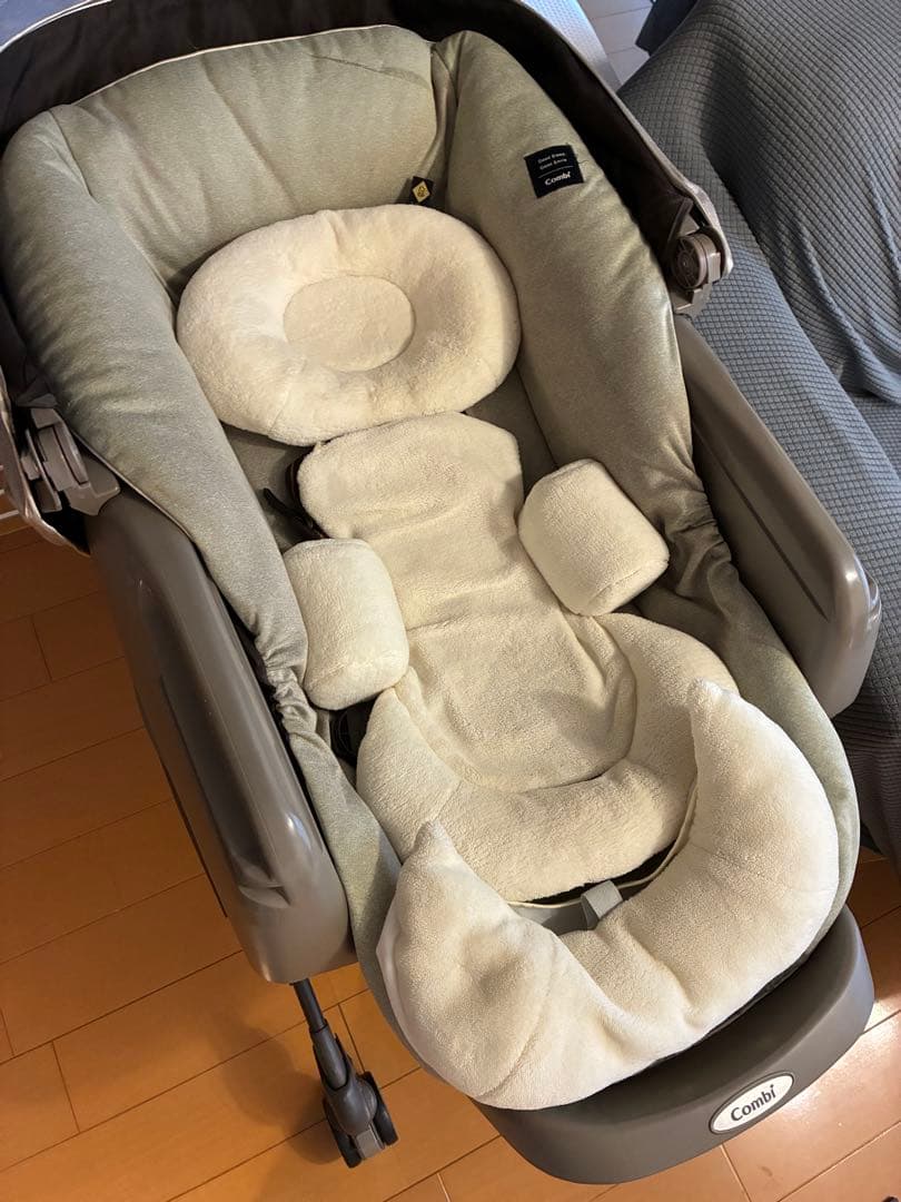 Combi ベビーベッド テーブル、クッション付き