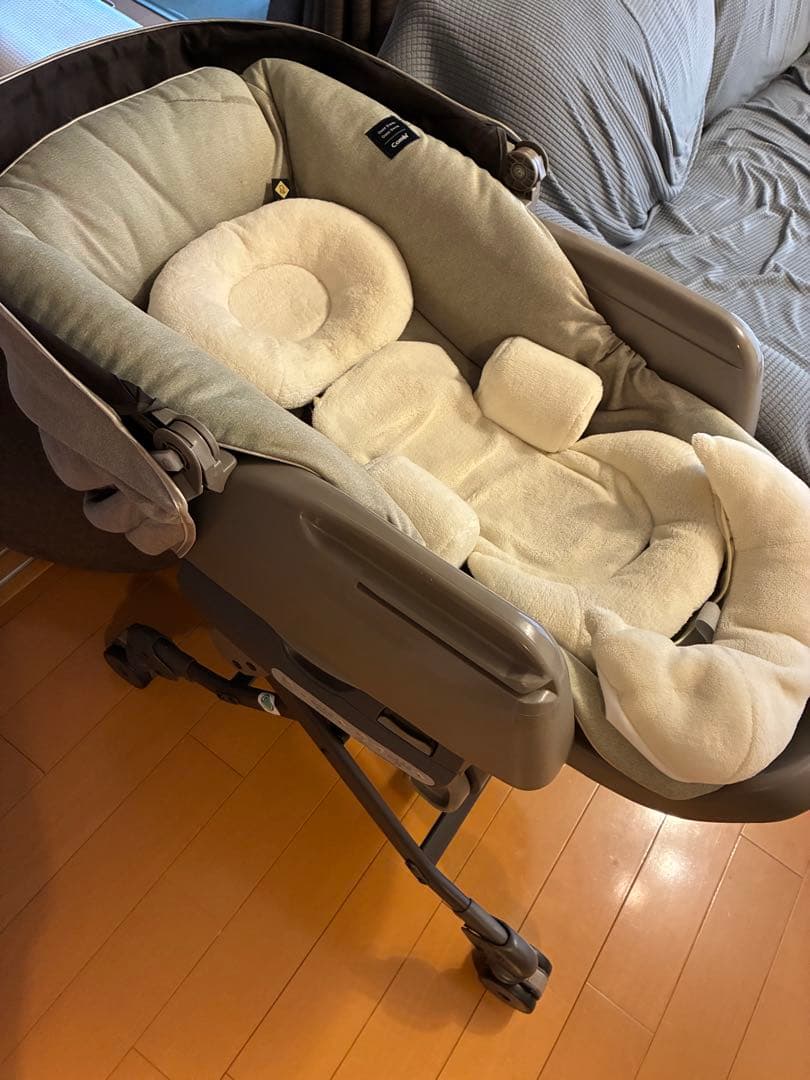 Combi ベビーベッド テーブル、クッション付き