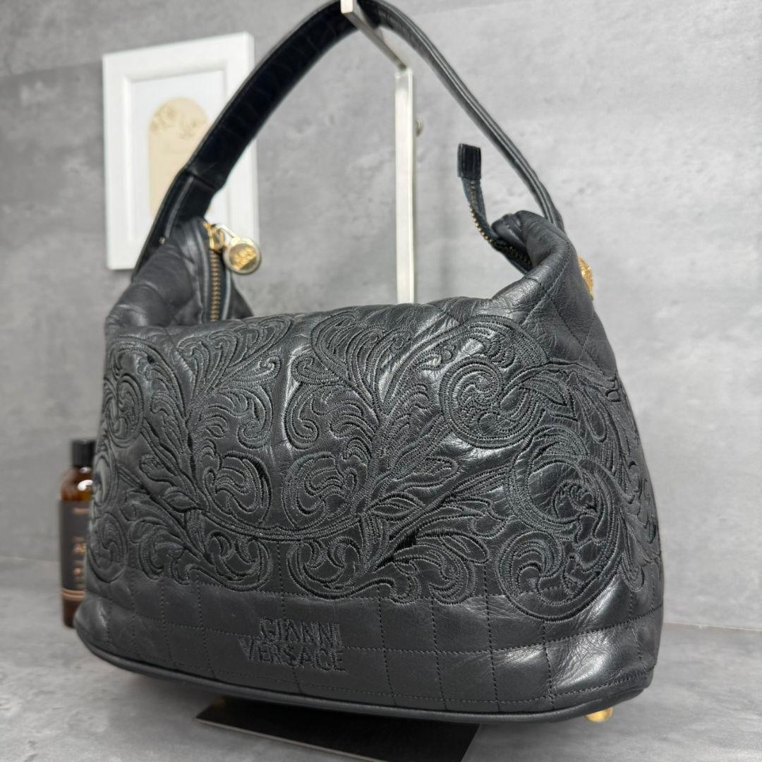 ジャンニヴェルサーチ サンバースト 刺繍 キルティング バニティバッグ 黒