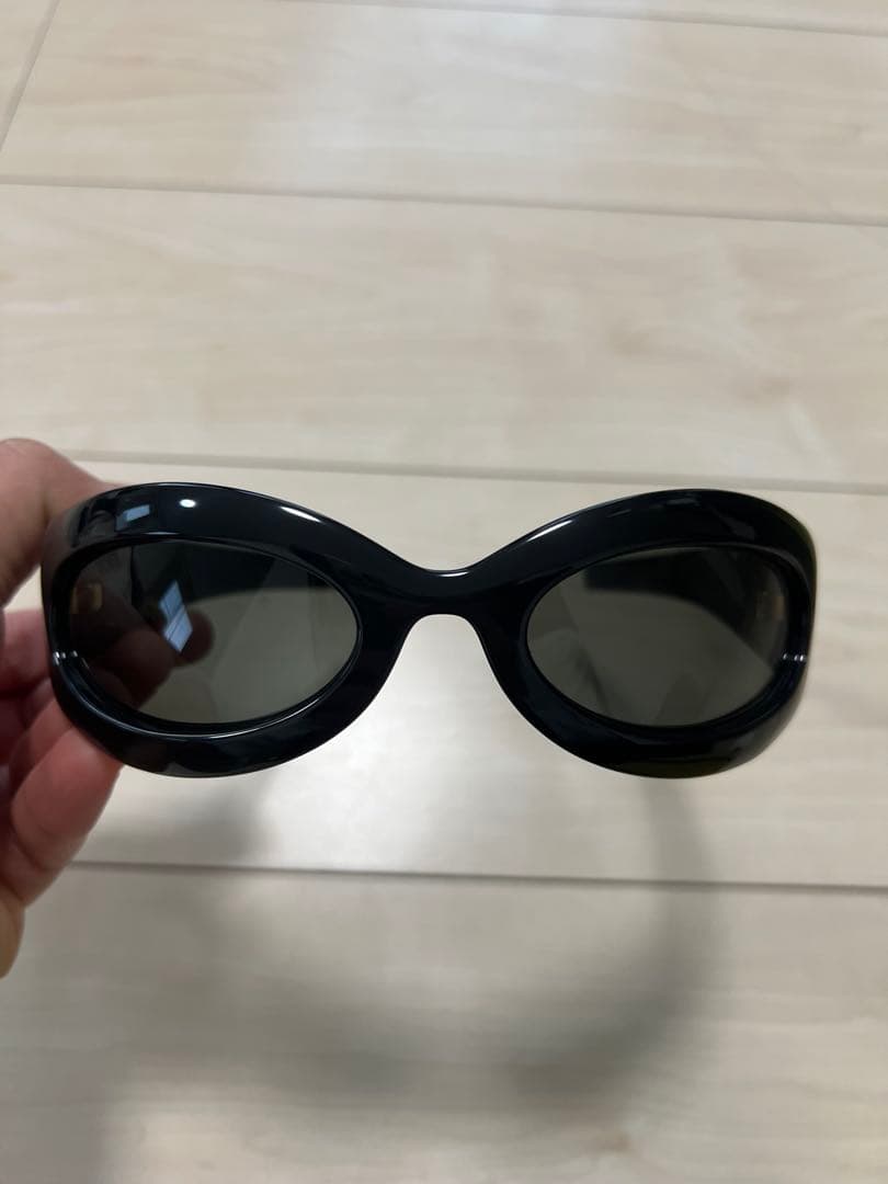 Gucciブラックオーバルサングラス