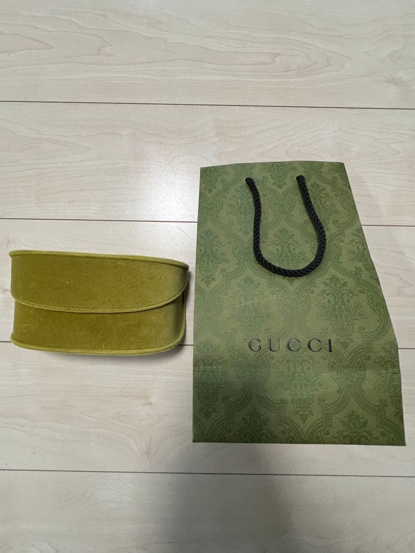 Gucciブラックオーバルサングラス
