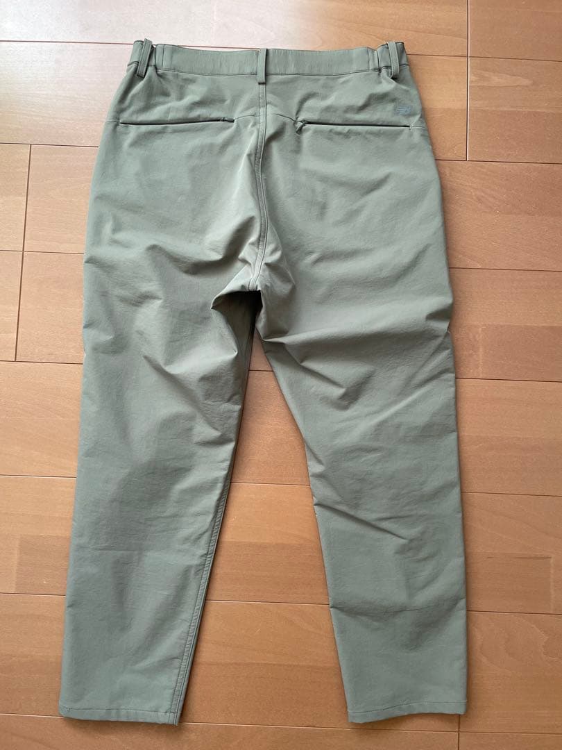 NEW BALANCE MET24 SLIM TAPERED FITパンツカーキ