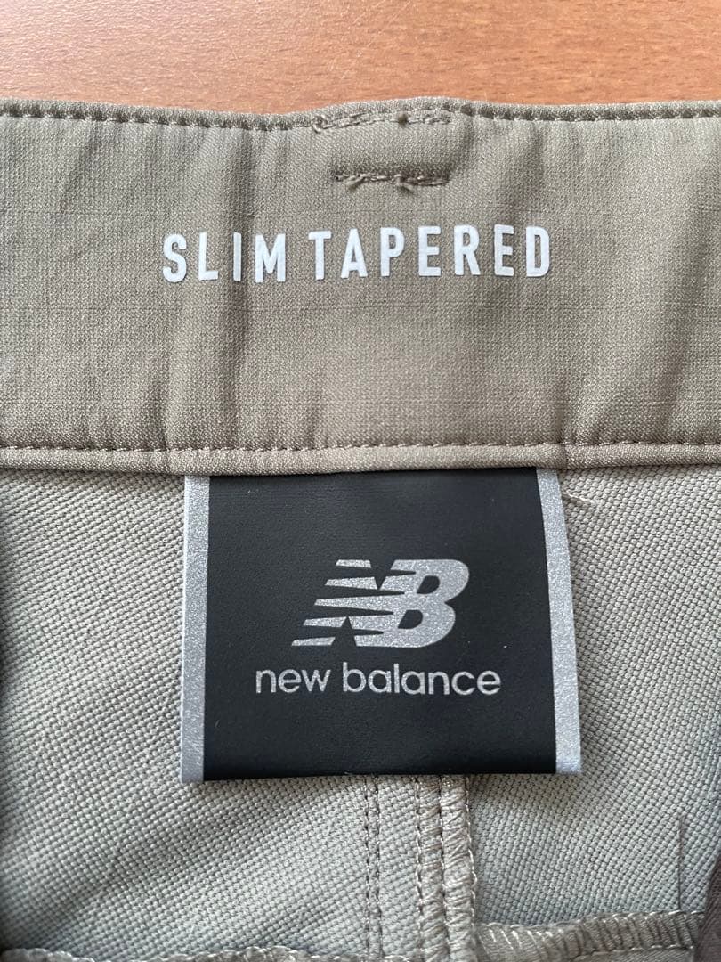 NEW BALANCE MET24 SLIM TAPERED FITパンツカーキ
