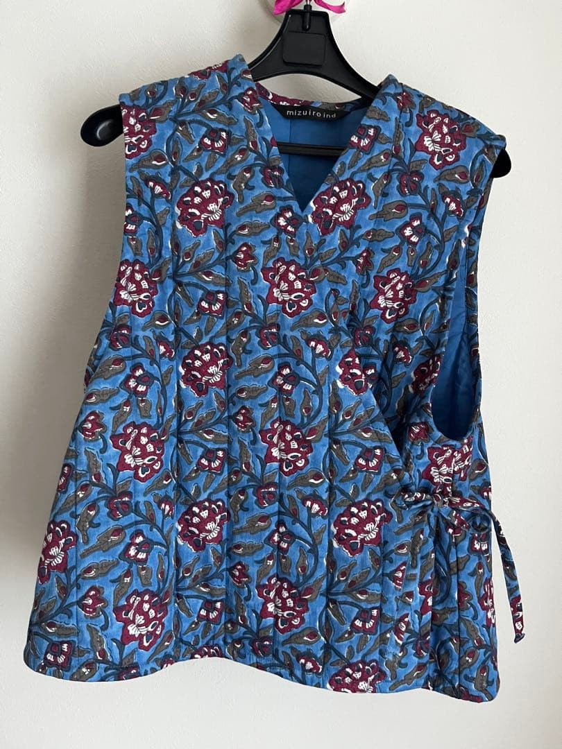 値下げ12/25まで、ミズイロインドキルティングベスト、未使用、大人かわいい