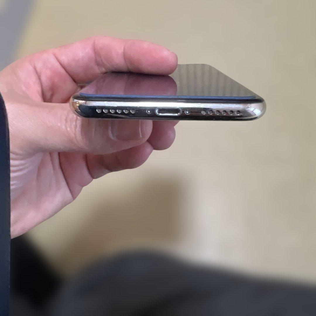 Apple iPhone X（SIMロックありau）本体 ケース付き