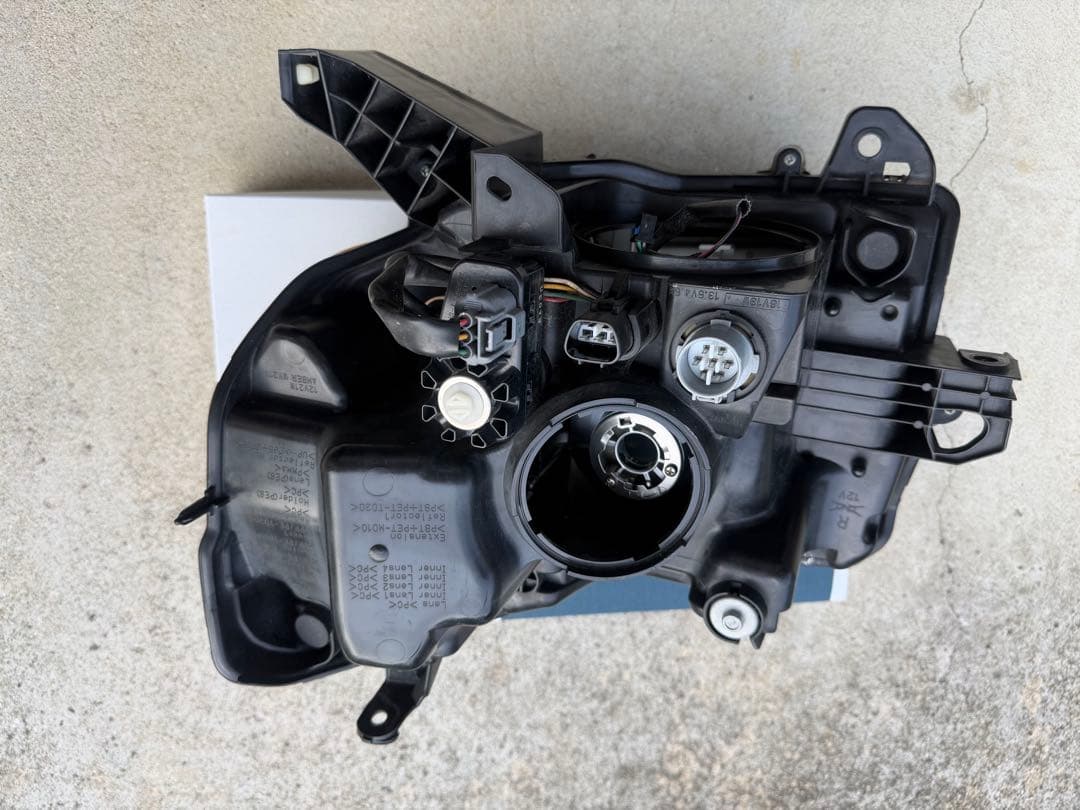 ダイハツ　LA700S ウェイク　右ヘッドランプユニット　中古