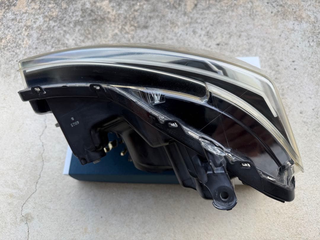 ダイハツ　LA700S ウェイク　右ヘッドランプユニット　中古