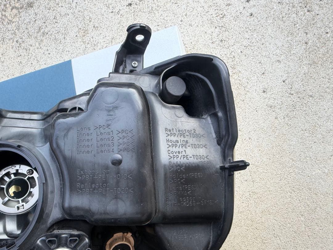 ダイハツ　LA700S ウェイク　右ヘッドランプユニット　中古