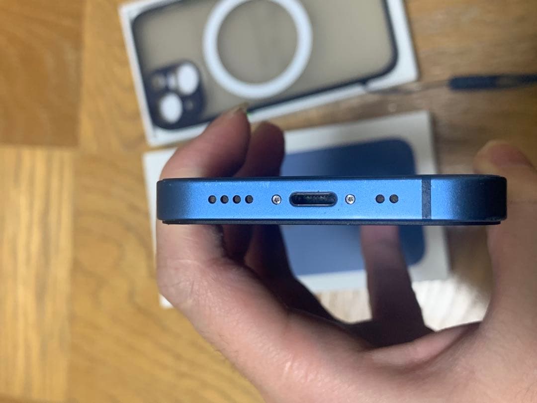 iPhone 13 mini、128GBストレージ、青色。