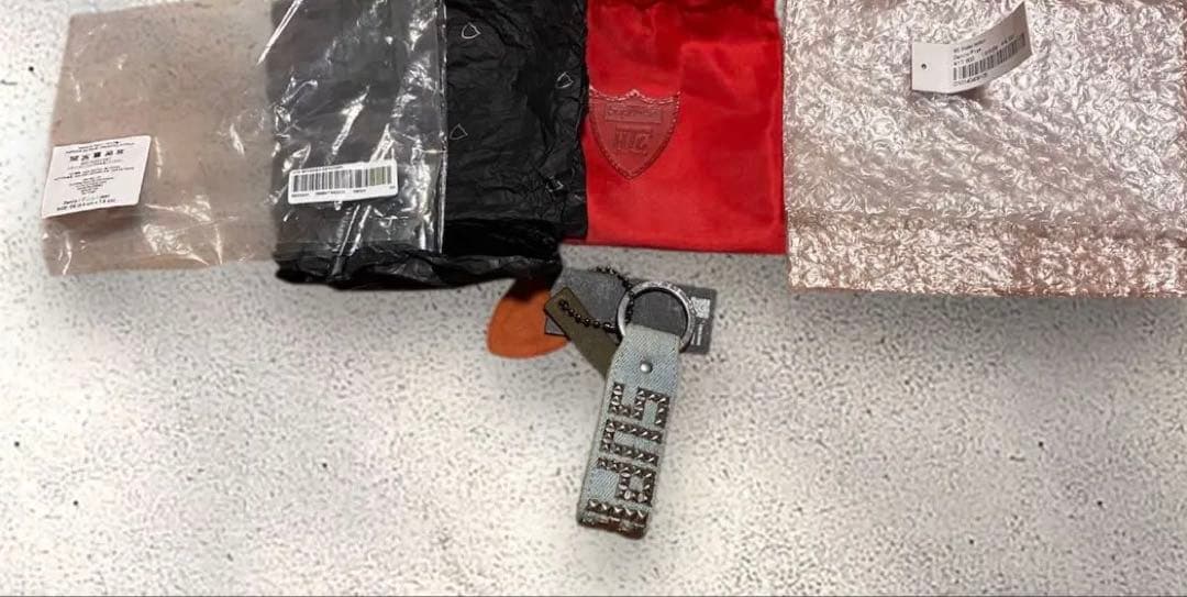 希少 Supreme HTC スタッズ　キーホルダー キーリング　シュプリーム