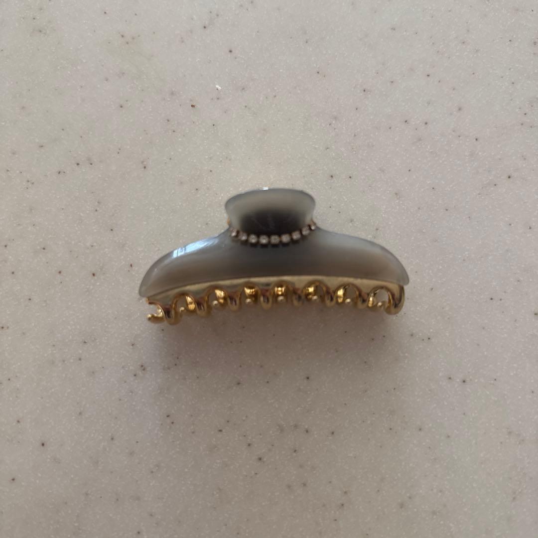 グレーのストーン付きヘアクリップ