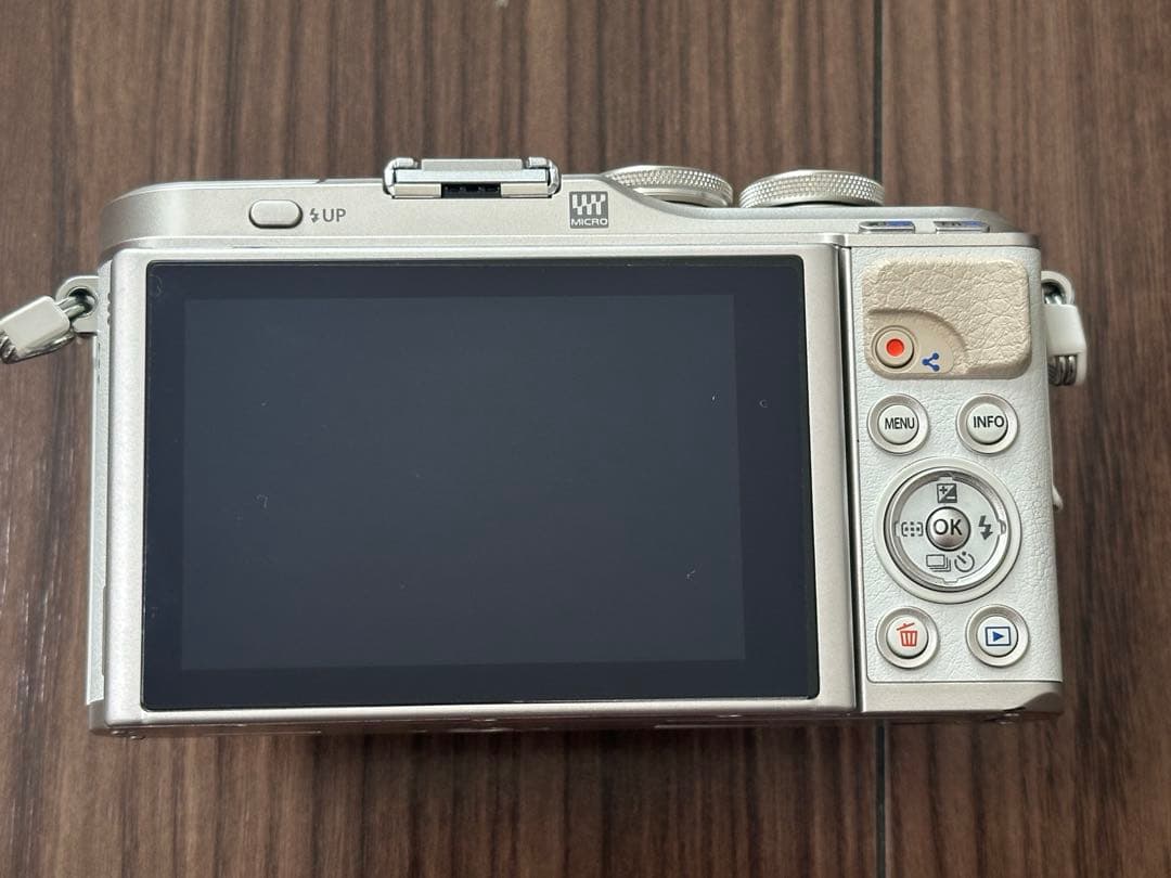 おまめ 【極美品】OLYMPUS PEN E-PL9 ホワイト レンズ付き