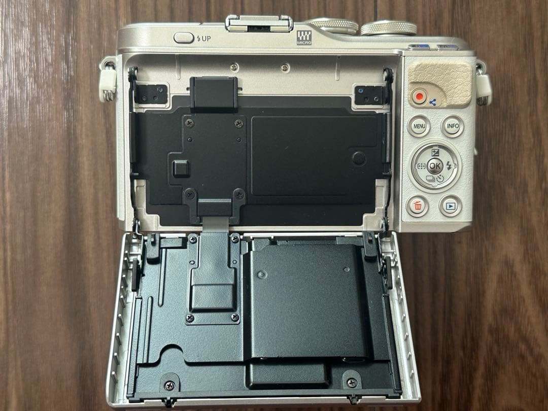 おまめ 【極美品】OLYMPUS PEN E-PL9 ホワイト レンズ付き