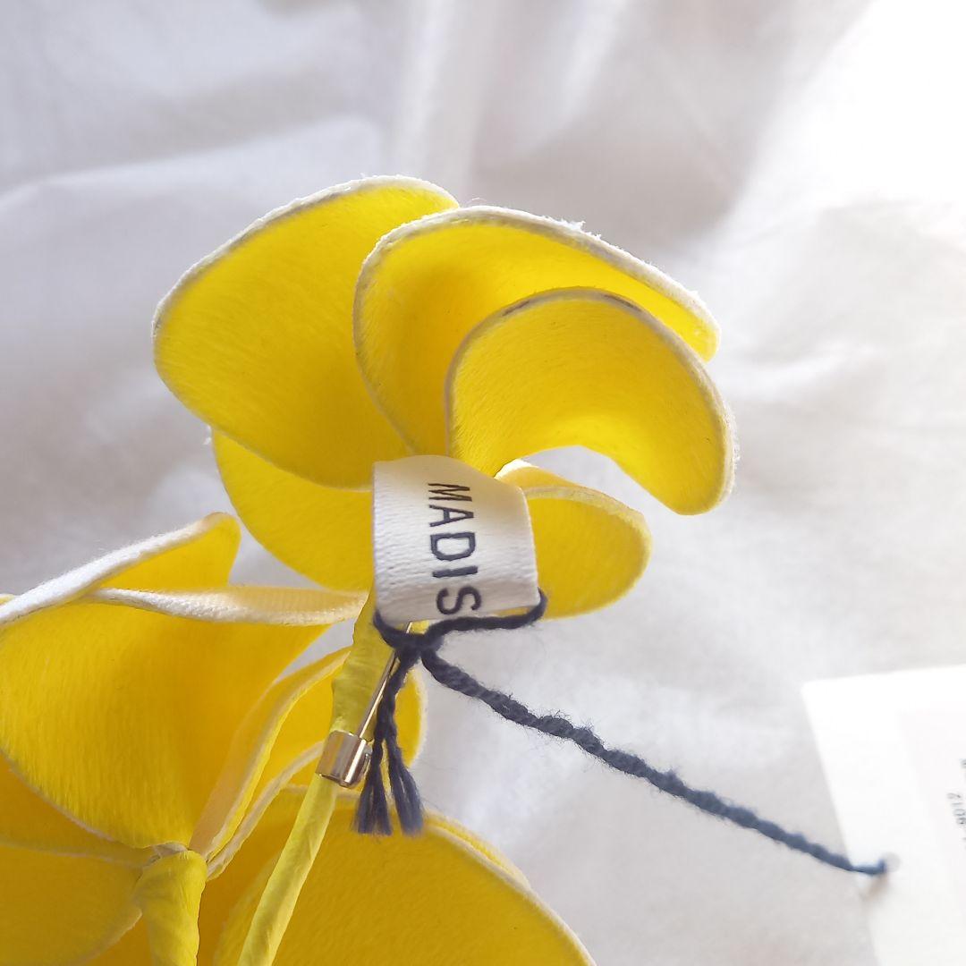 未使用 コサージュピンブローチ ホワイトイエロー マディソンブルー アクセサリー