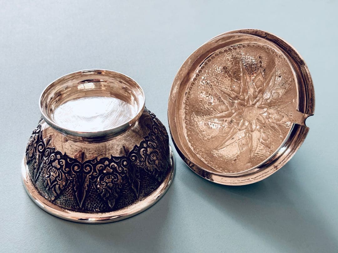 《東南アジア工芸 純銀製 蓋付き装飾器 270g／ハンドメイド アンティーク調》