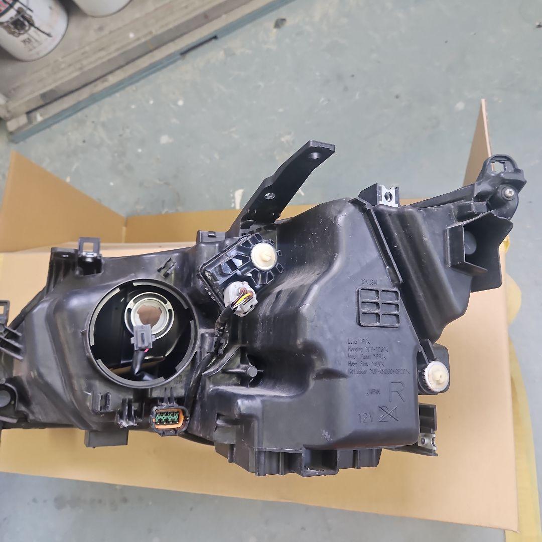 セレナ　C27 右ヘッドライト　美品