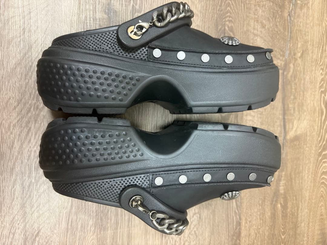 Crocs ブラック クロッグサンダル メタルチェーン付き