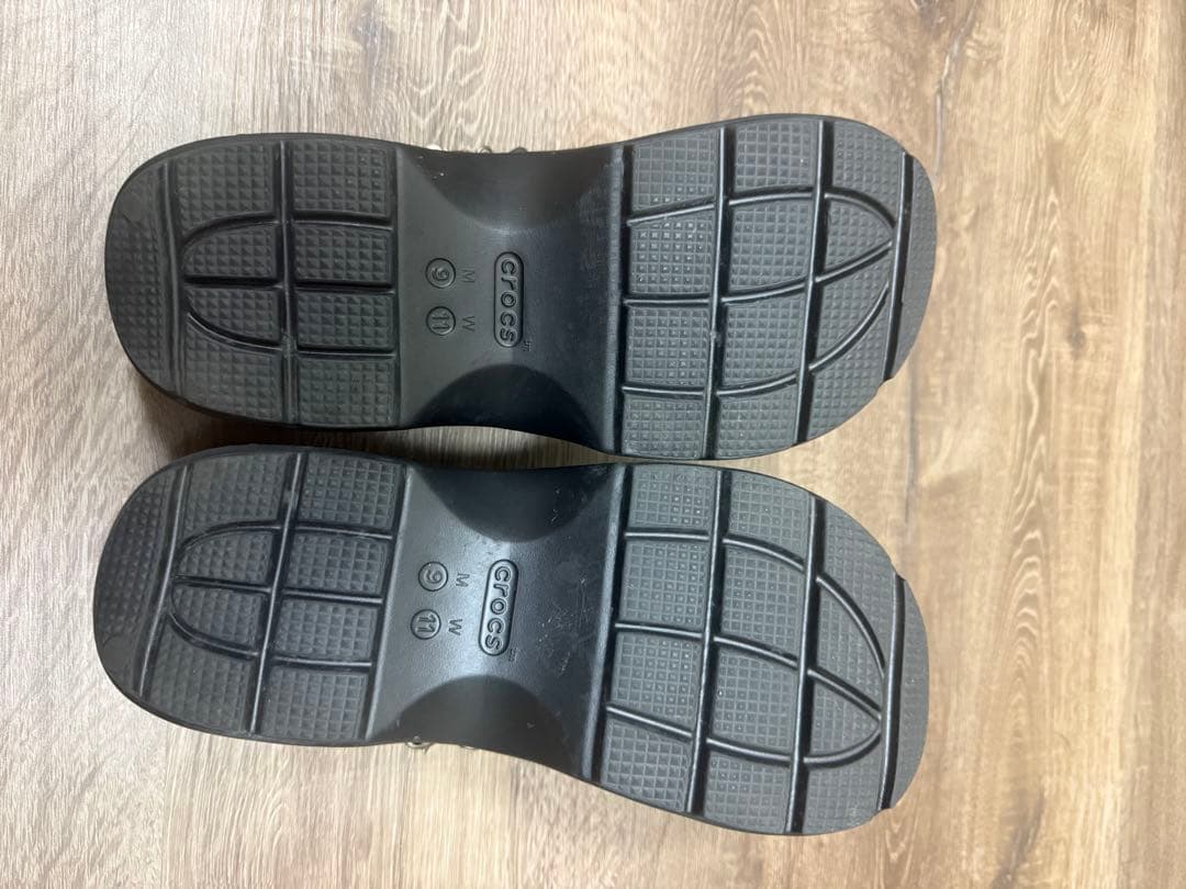 Crocs ブラック クロッグサンダル メタルチェーン付き