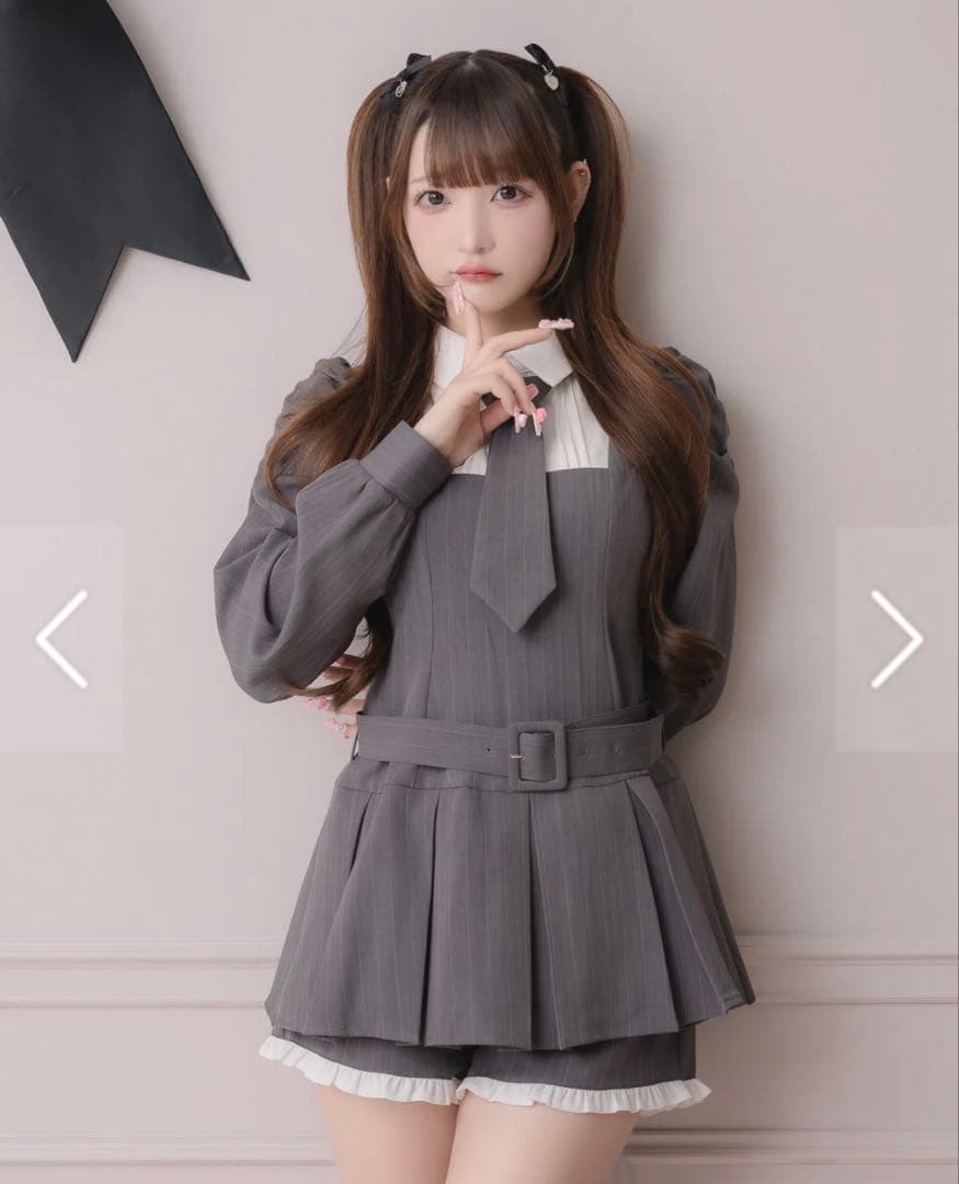 pium ネクタイ付きプリーツセットアップ