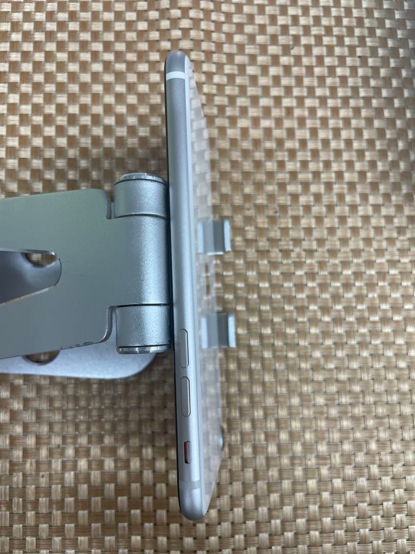 iPhone SE 第3世代 64 GB スターライトSIMフリー【8694】