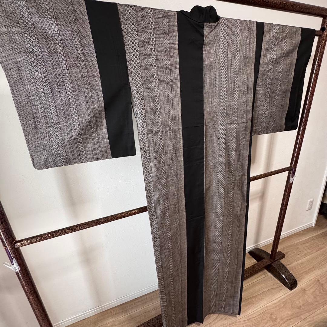超美品　着物　本場大島紬 縦横　割込絣　正絹　泥染　シンプル　モダン　162
