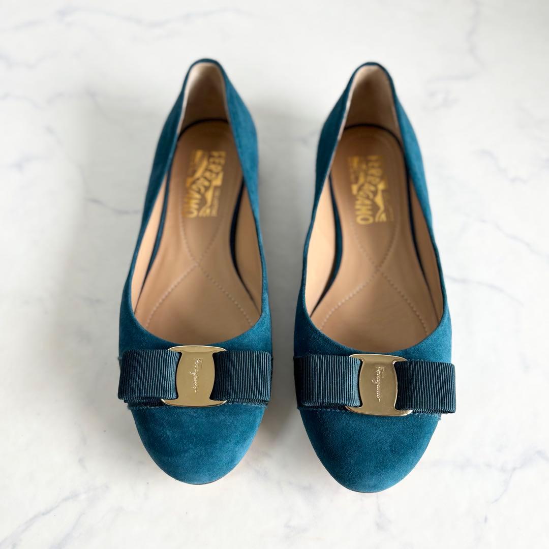 極美品 フェラガモ 6D ヴァリナ ヴァラリボン フラットパンプス グリーン 金