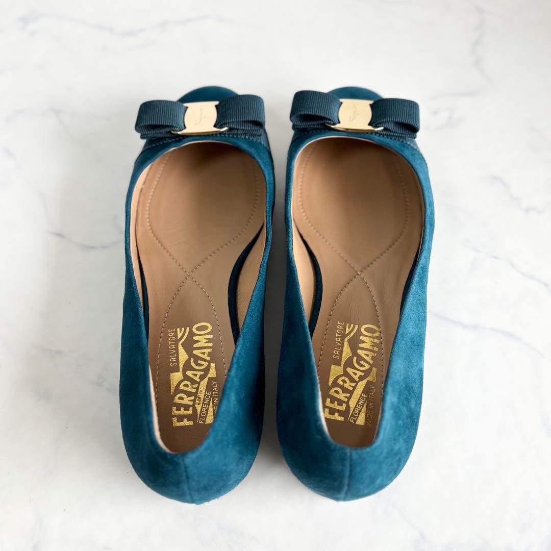 極美品 フェラガモ 6D ヴァリナ ヴァラリボン フラットパンプス グリーン 金