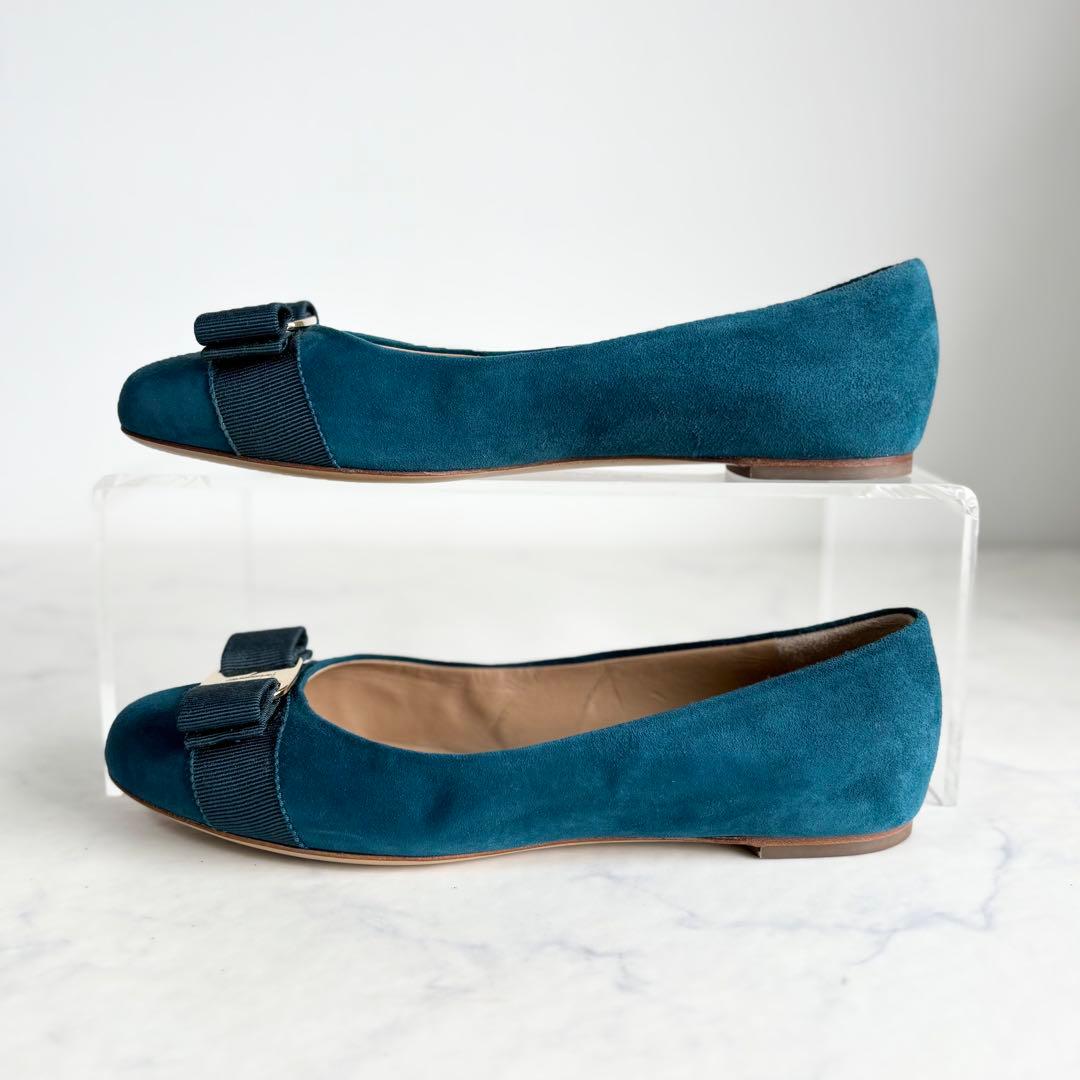 極美品 フェラガモ 6D ヴァリナ ヴァラリボン フラットパンプス グリーン 金