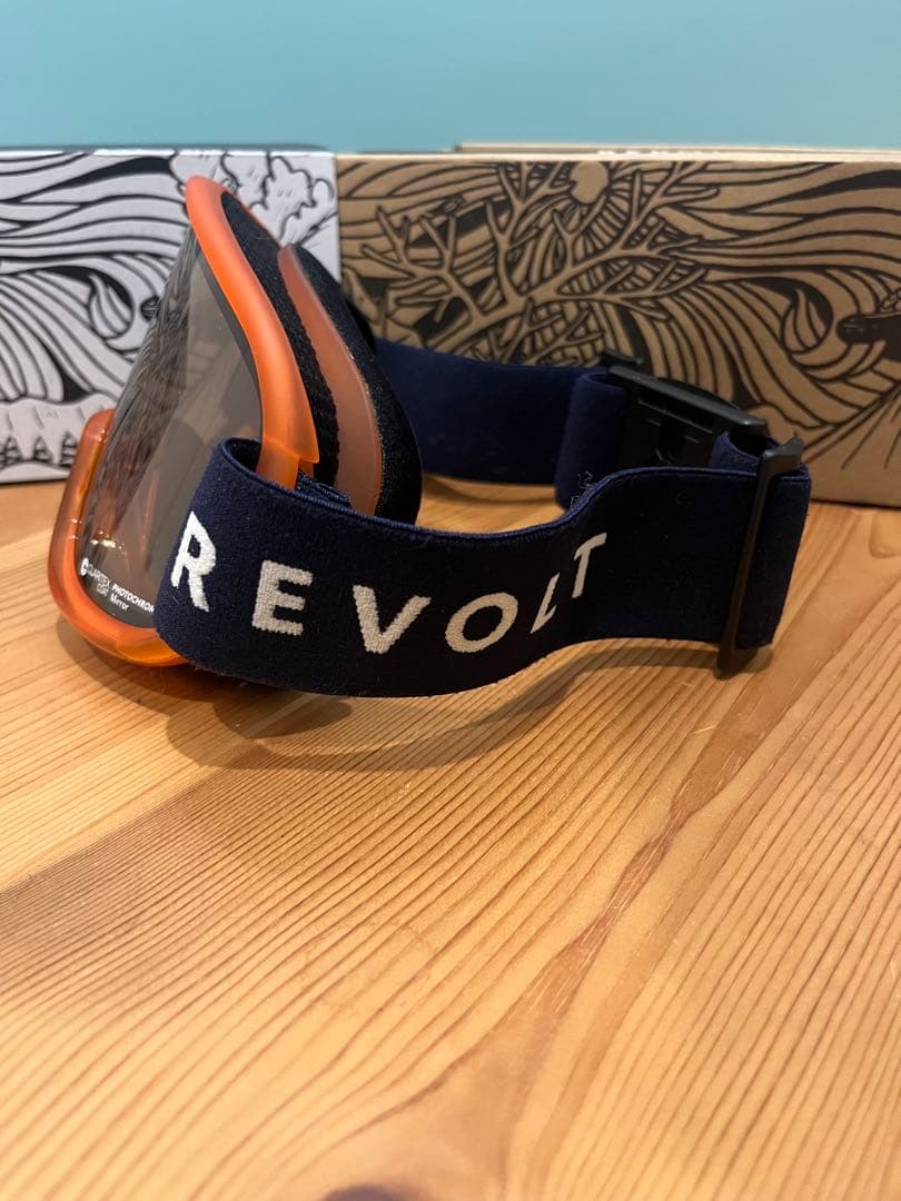 美品　REVOLT SUPER LIGHT FRAME ゴーグル　調光