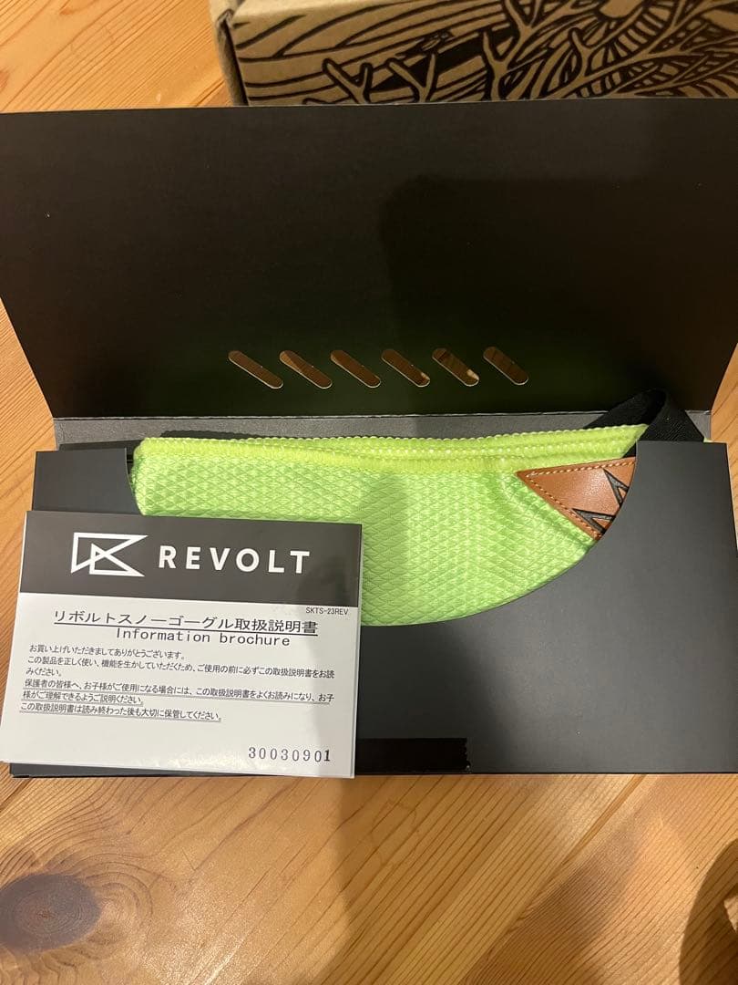 美品　REVOLT SUPER LIGHT FRAME ゴーグル　調光