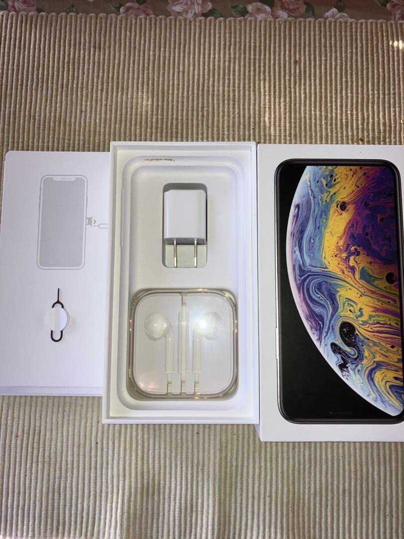 iPhone Xs 64GB シルバー　simフリー