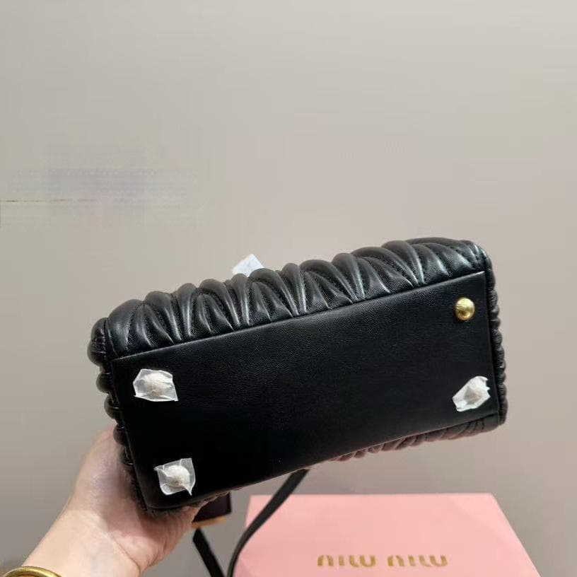 ブラック ショルダーバッグ