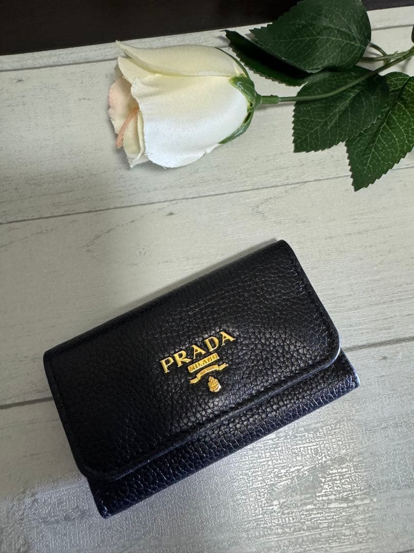 ネギラー油PRADA レア✨レザー キーケース6連/ブラック×レッド