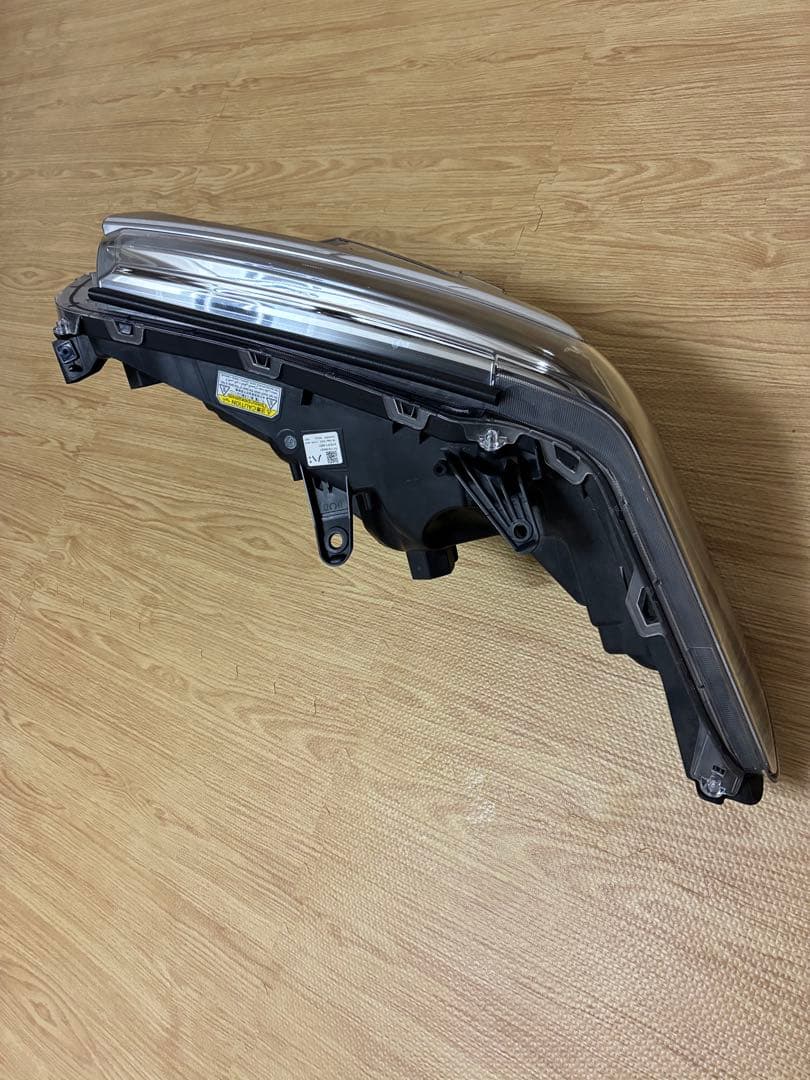 30アルファード　後期　三眼　右側　ヘッドライト