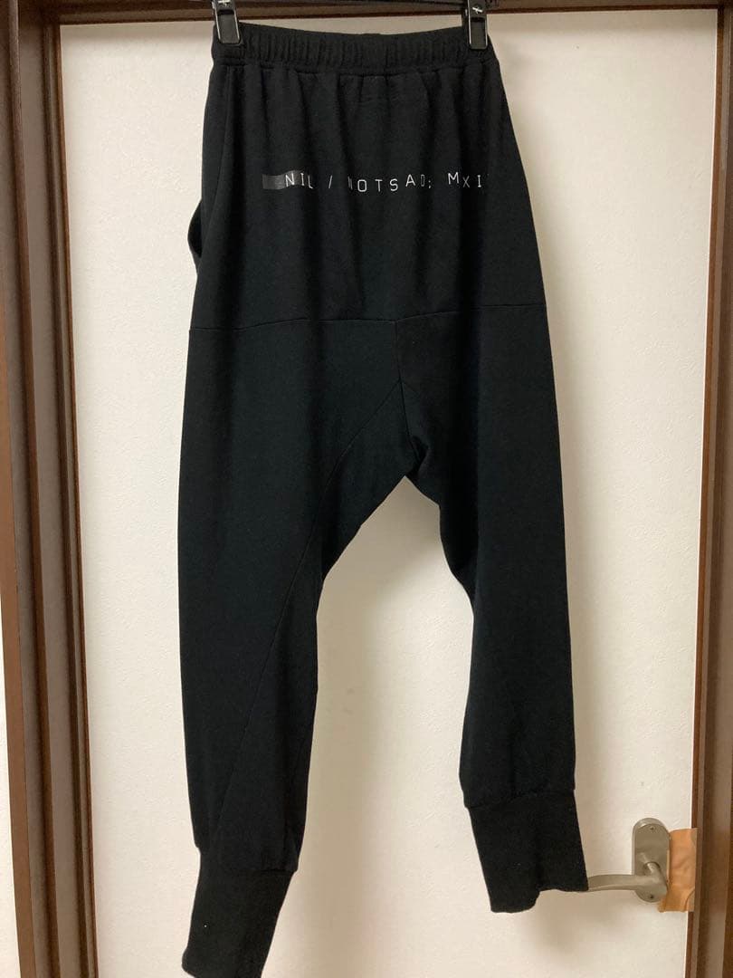 NILoS NOT SAD グラフィックサルエルパンツ ブラック BK 1