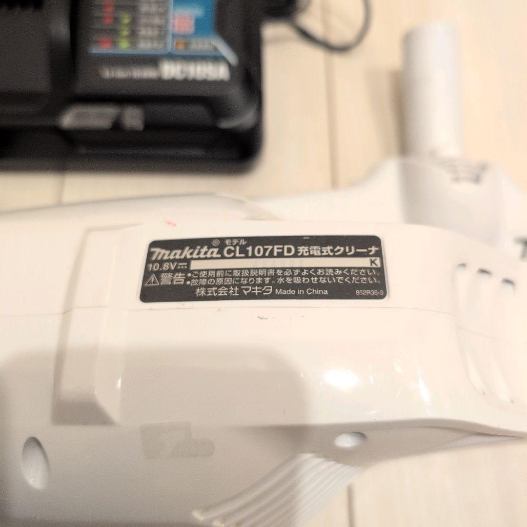 マキタ　10.8V充電式クリーナー　CL107FD 純正バッテリー　充電器付