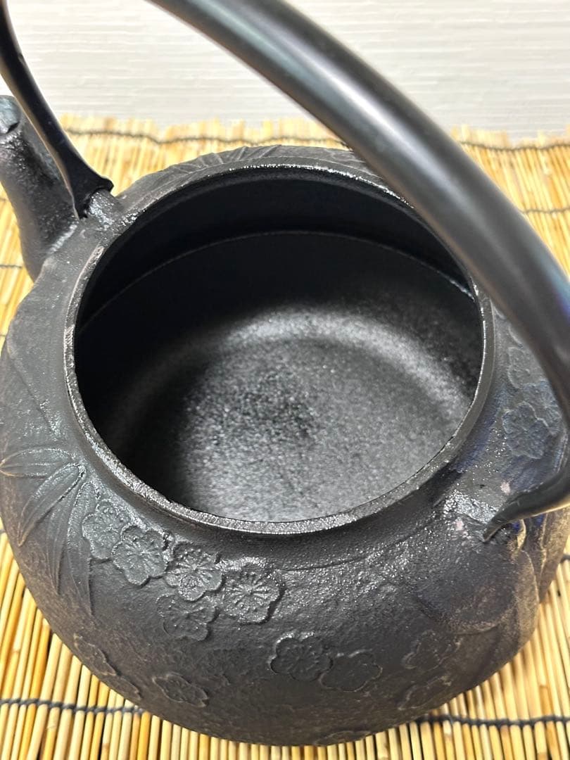 未使用品、付属品付　南部運南堂 鍋元造　松竹梅　２８型　大型鉄瓶　南部鉄瓶