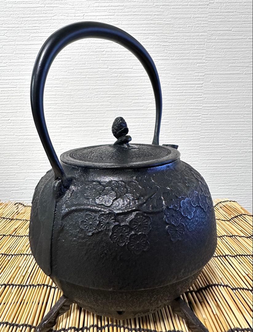 未使用品、付属品付　南部運南堂 鍋元造　松竹梅　２８型　大型鉄瓶　南部鉄瓶