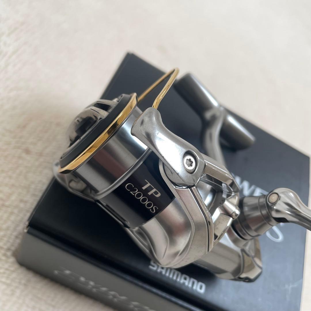 ぬんさま　シマノ15ツインパワー2000HGS スピニング木製ハンドルノブ付き