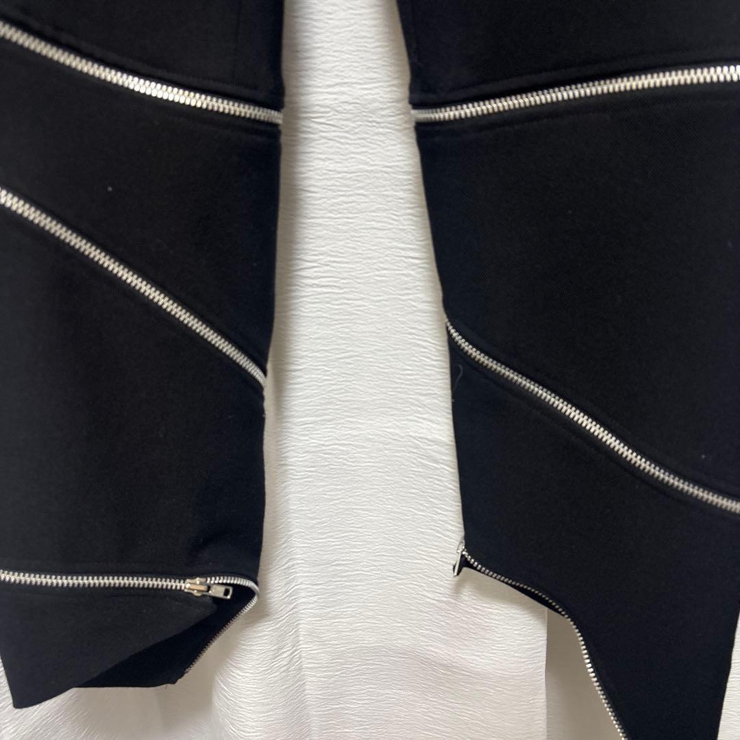 コムデギャルソンオムプリュス 螺旋ジッパーデザインの黒スラックス