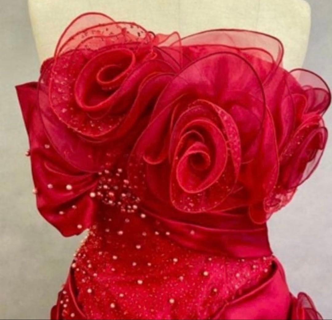 赤 フラワーモチーフ トレーン付きドレス