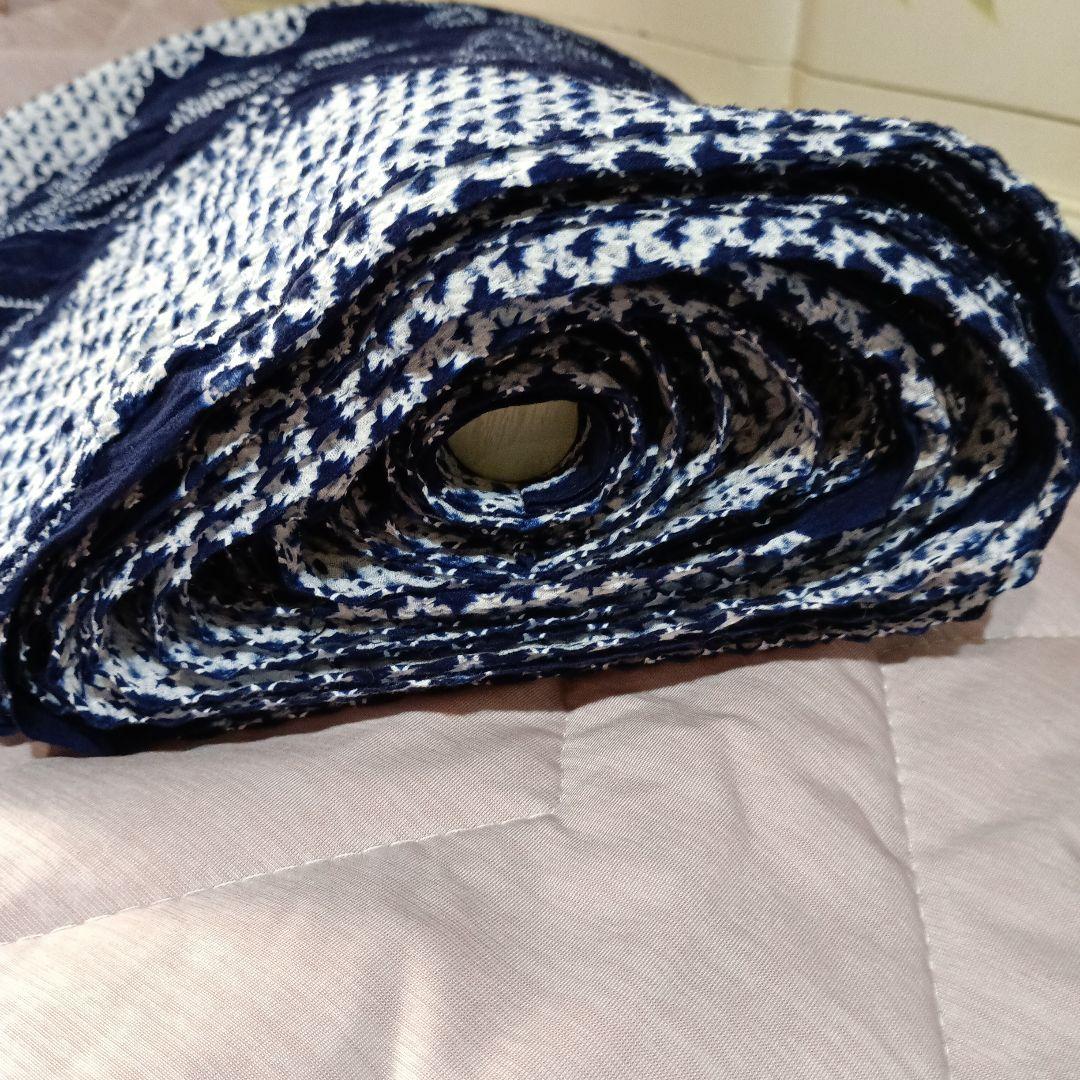 有松絞り、伝統的な浴衣反物 紺色と白の花柄