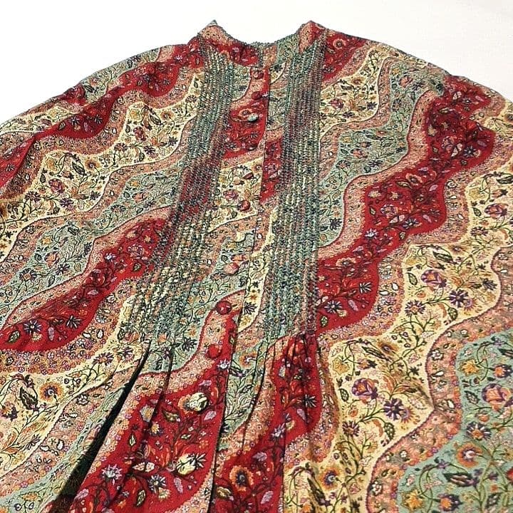 カネコイサオ くるみボタン シャツ ワンピース 花柄 ペイズリー ピンタック