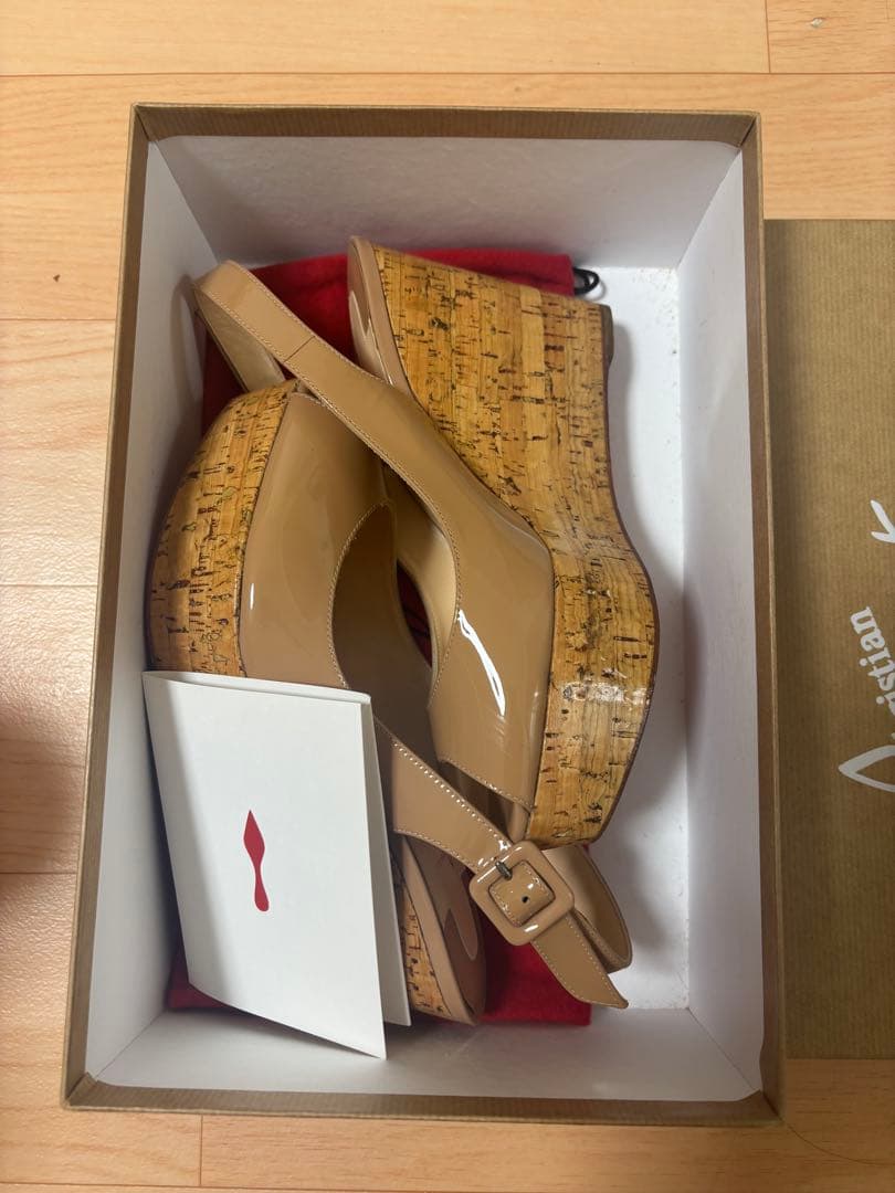 Christian Louboutin ベージュ サンダル