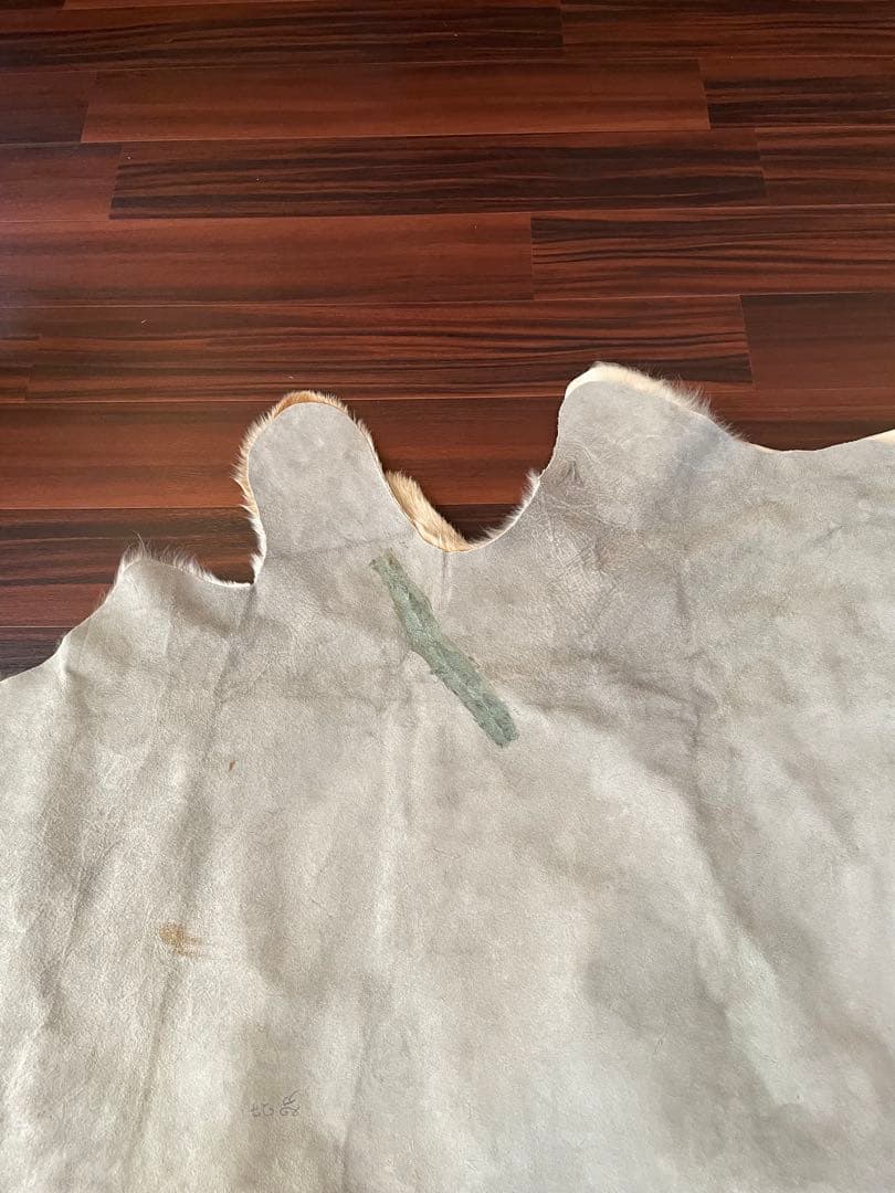 売り切り価格！　牛毛付き革 カウラグ カウハイド