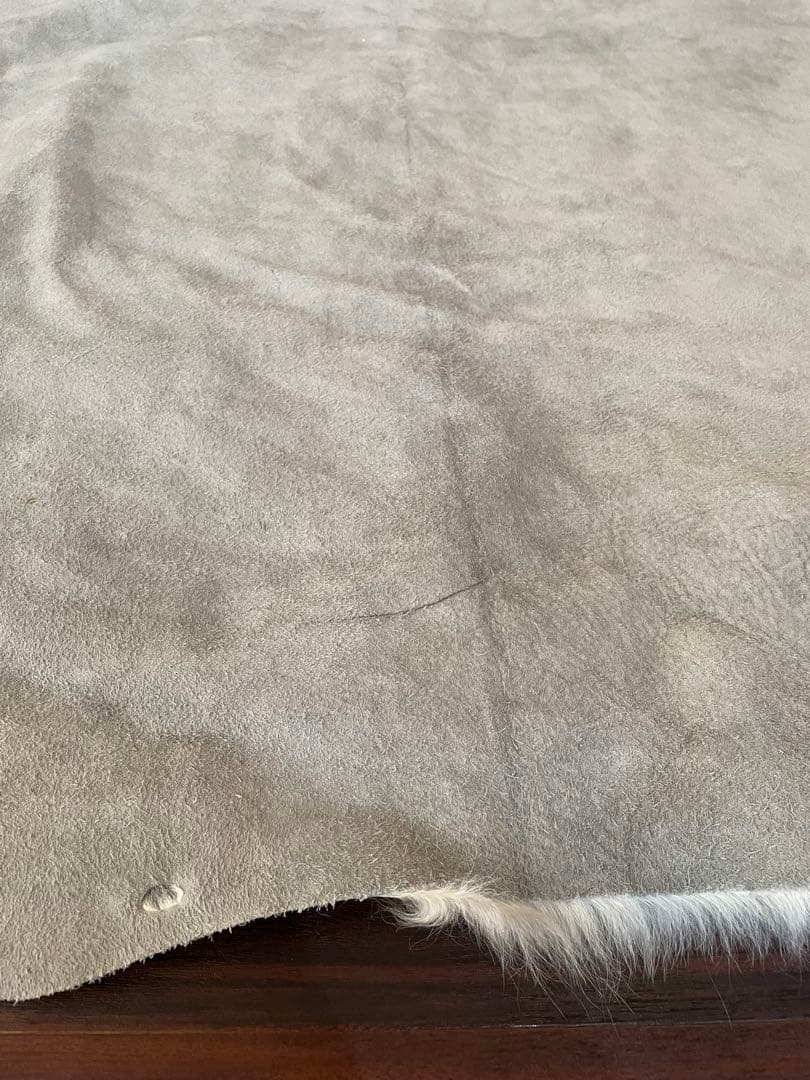 売り切り価格！　牛毛付き革 カウラグ カウハイド