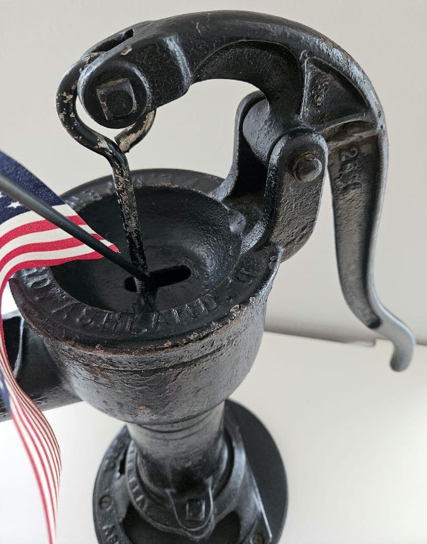 アンティーク鋳鉄ポンプ アメリカ国旗付き