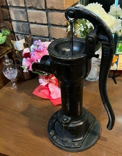 アンティーク鋳鉄ポンプ アメリカ国旗付き